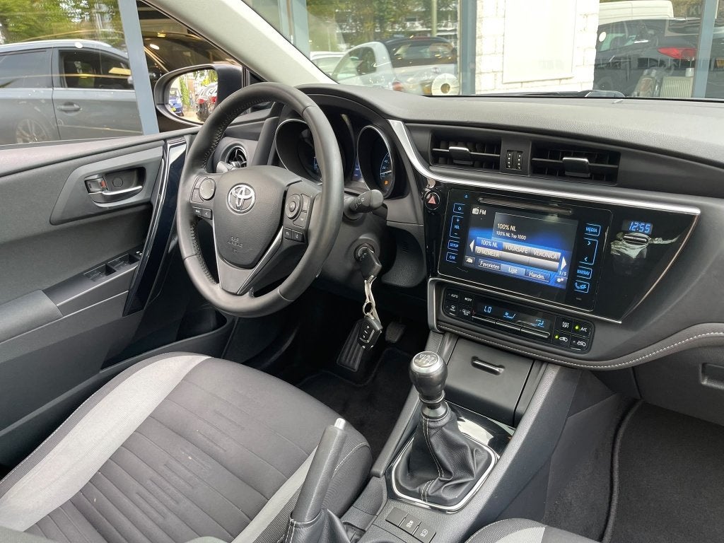 Foto 2 van Toyota Auris Touring Sports 1.2T Business Pano Trekhaak Navi
