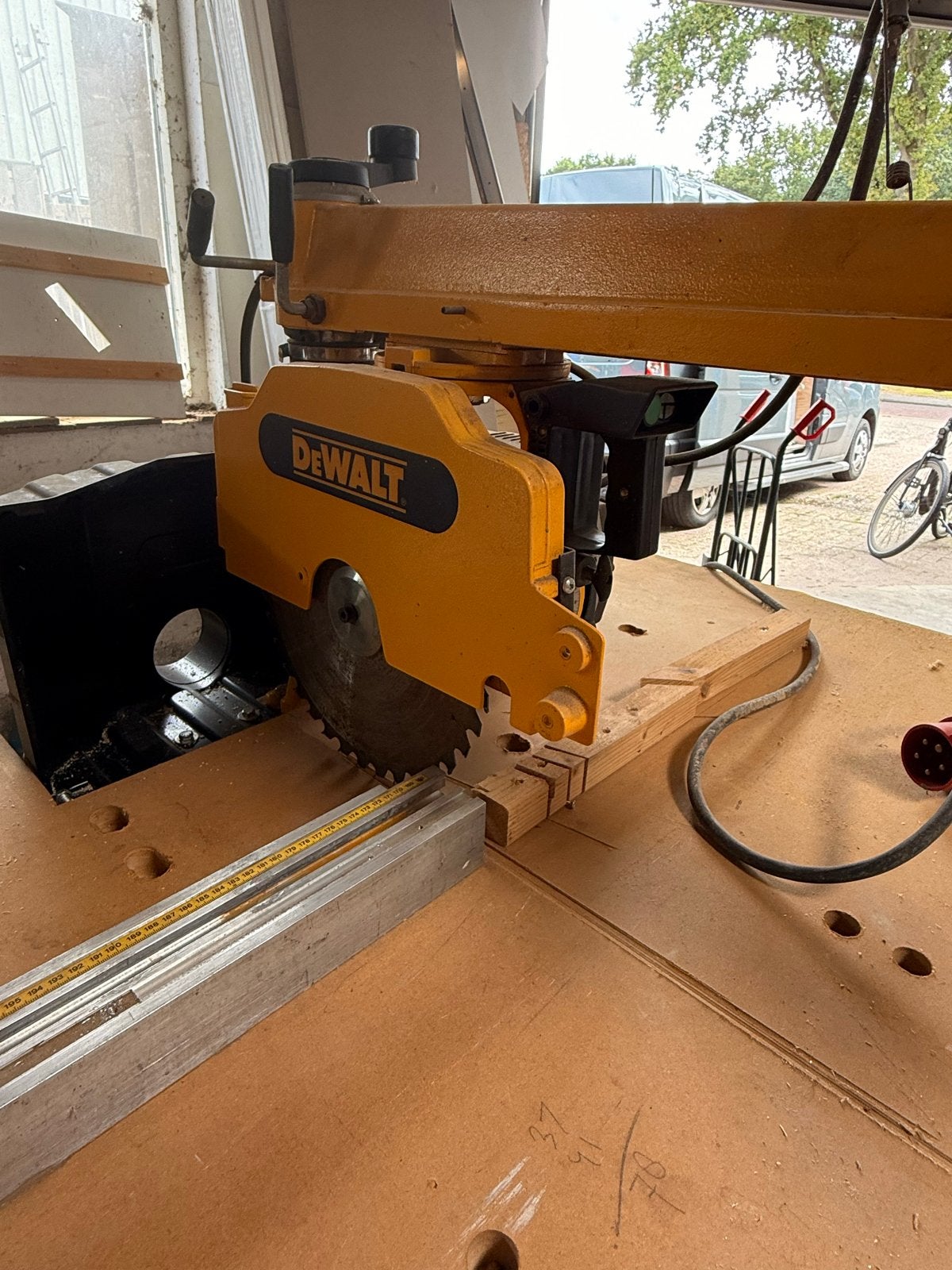 DeWalt DW722KN Radiaalzaag - 380v, Ophalen, Gebruikt, 70 mm of meer, Afkortzaag