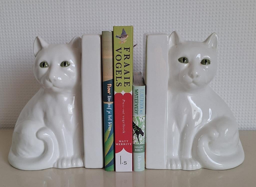2 eigenzinnige katten/poezen boekensteunen,  wit keramiek, Ophalen of Verzenden
