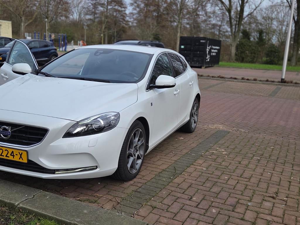 Volvo V40 1.6 T2 120PK 2014 Wit (4 extra winterbanden), Auto's, Volvo, Voorwielaandrijving, 1596 cc, Zwart, 4 cilinders