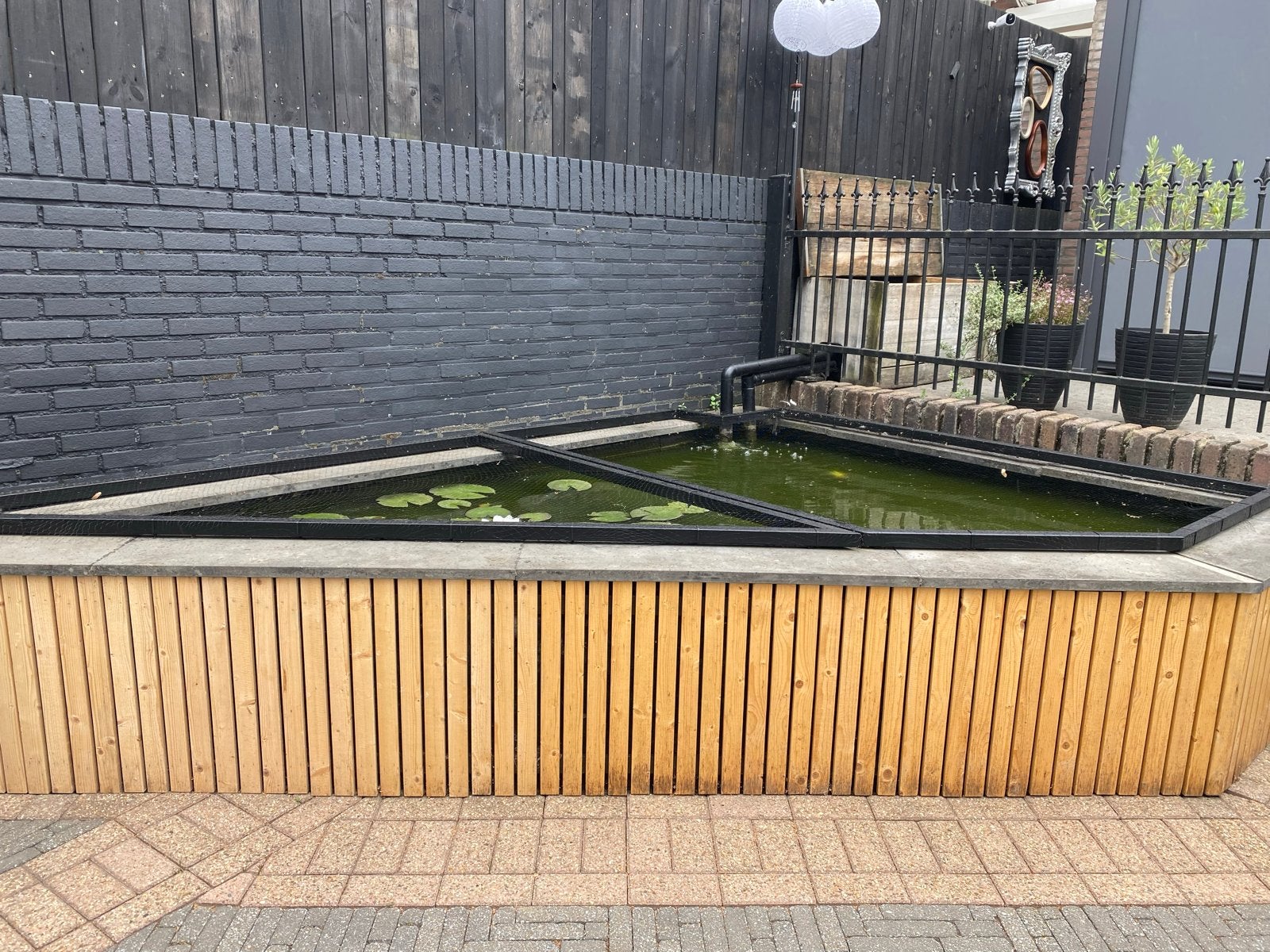 Grote vijver met vissen en filterinstallatie, Ophalen, Gebruikt