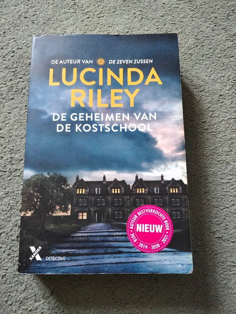 Lucinda Riley - De Geheimen van de Kostschool, Boeken, Romans, Ophalen, Lucinda Riley, Zo goed als nieuw, Nederland