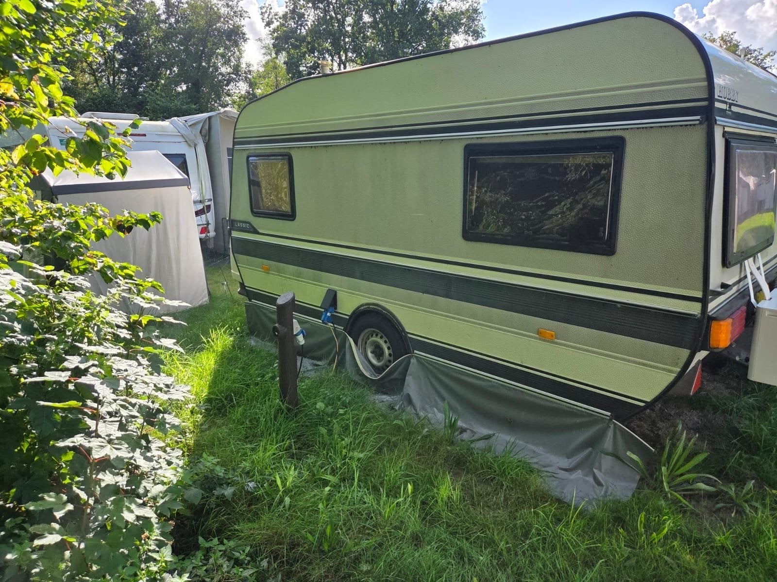 Hobby caravan uit 1989 met Dorema voortent en luifel, Treinzit, Particulier, 4 tot 5 meter, Tot en met 4
