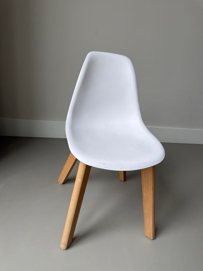 Witte kinderstoel met houten poten, Huis en Inrichting, Stoelen, Ophalen, Wit, Zo goed als nieuw, Eén