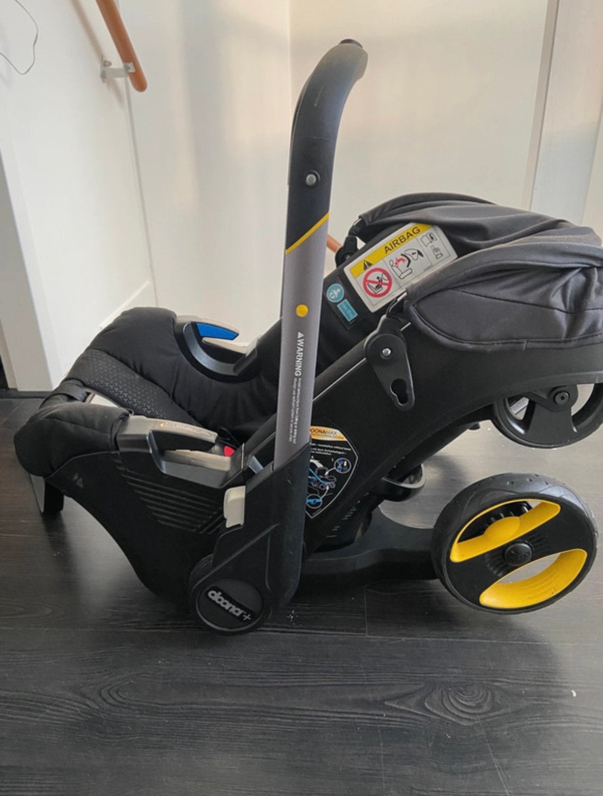 Doona autostoel en wagen in 1 met isofix en zetelbeschermer, Zo goed als nieuw, Isofix, 0 t/m 13 kg, Ophalen