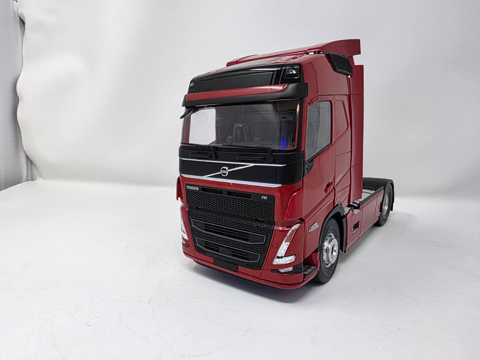 Volvo FH500 XL Globetrotter 1:24 in OVP, Hobby en Vrije tijd, Modelauto's | 1:24, Ophalen of Verzenden, Nieuw