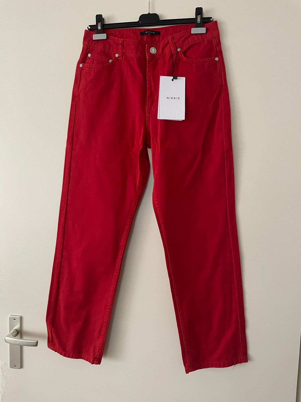 Nikkie Spijkerbroek Rood Maat 31 - Nieuw met kaartjes, Ophalen of Verzenden, Nieuw, Overige kleuren, W30 - W32 (confectie 38/40)