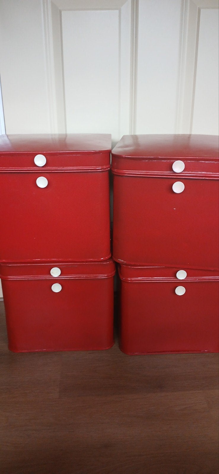 4 oude identieke bakkers koekblikken rood 32x32x30, Huis en Inrichting, Kasten | Lockerkasten, Ophalen