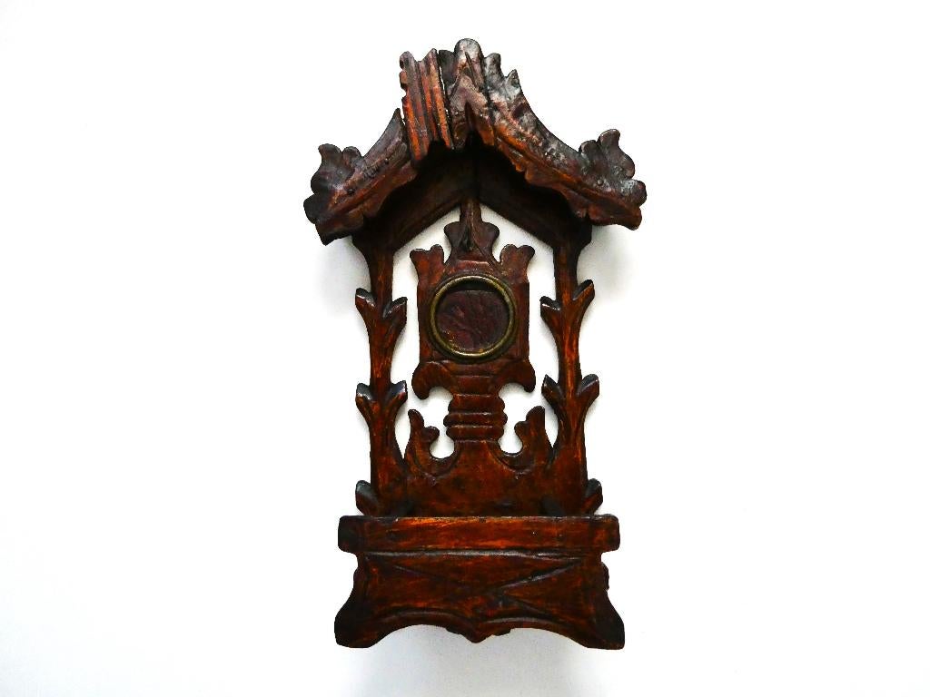Een floraal houtgesneden zakhorloge houder 1800 - 1850, Overige onderwerpen, Houtsnijwerk, Ophalen of Verzenden, Handgemaakt