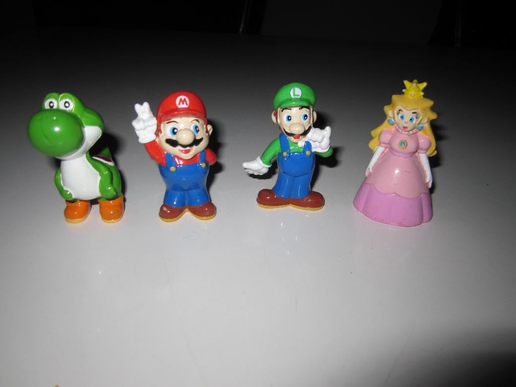 4 Super Mario poppetjes ., Ophalen of Verzenden, Zo goed als nieuw