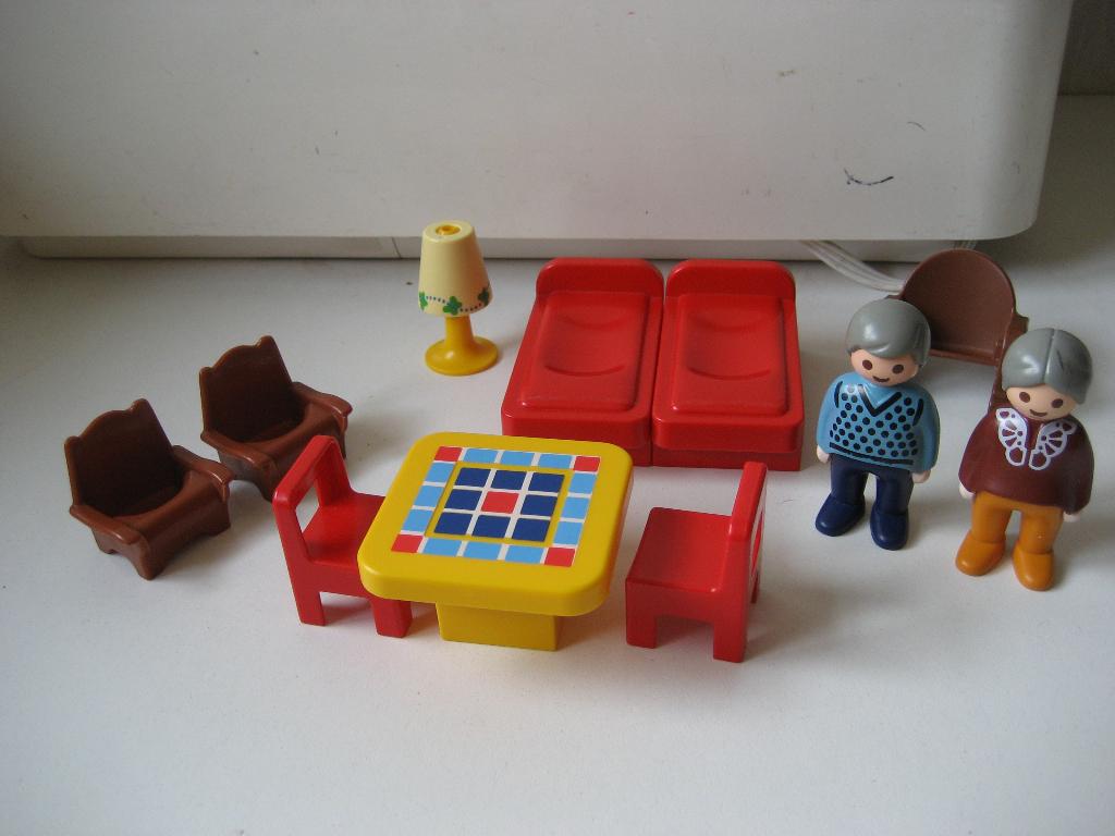 123 playmobil junior opa en oma met meubilair, Kinderen en Baby's, Speelgoed | Playmobil, Ophalen of Verzenden, Zo goed als nieuw