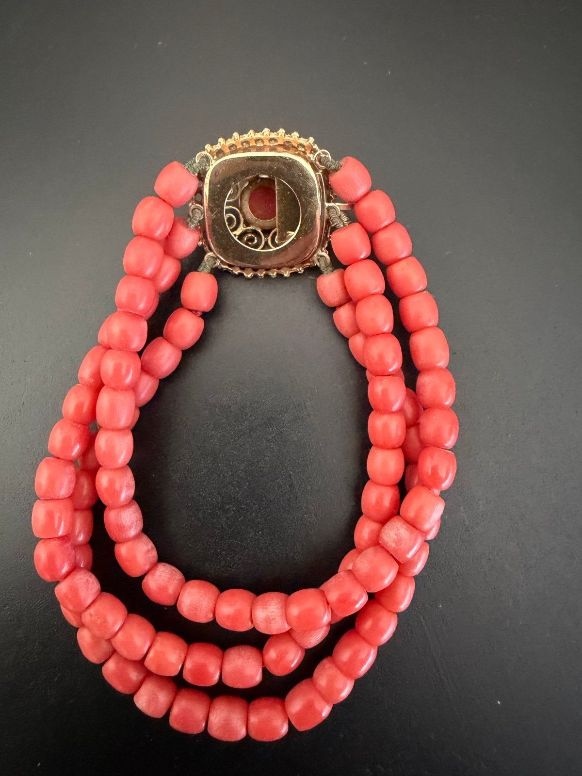 Drierijige bloedkoralen armband met 14k gouden sluiting, Ophalen, Overige materialen, Gebruikt, Met bedels of kralen