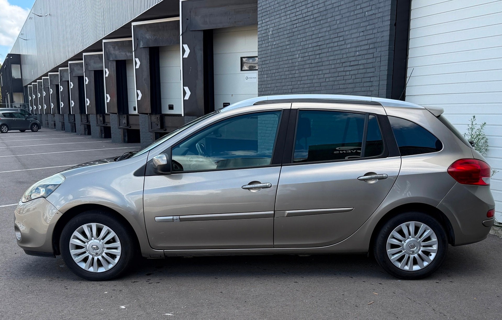 Renault Clio Estate 1.2 TCE Collection NAVI/CRUISE/CLIMA/LMV, Auto's, Voorwielaandrijving, Euro 5, Gebruikt, Zwart