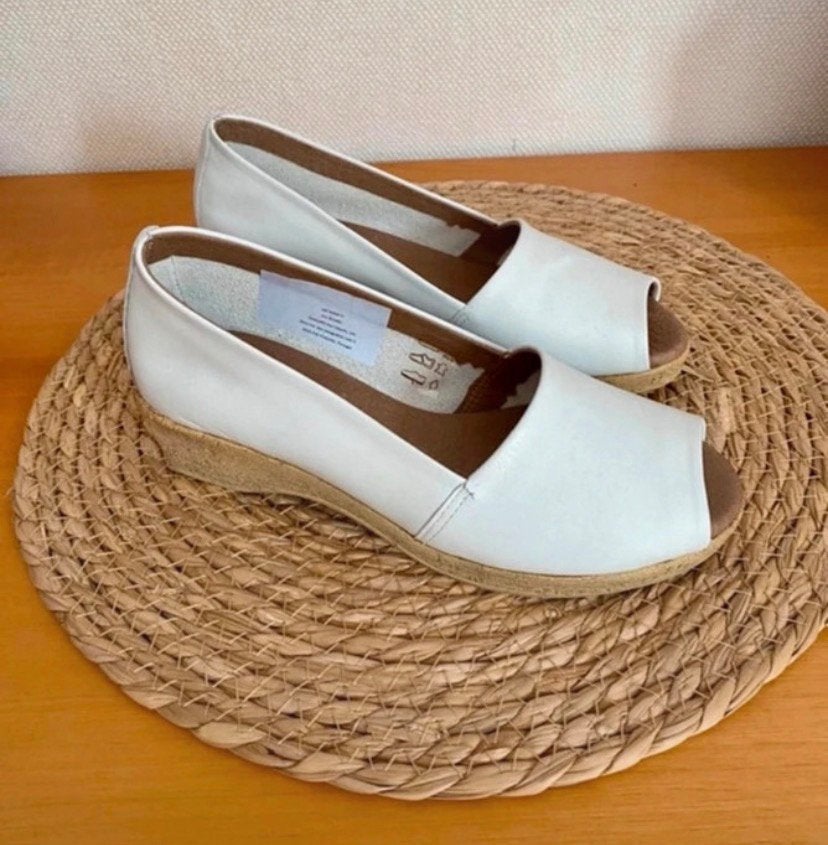 Witte leren peeptoe wedges – Flex & Go –  maat 36, Schoenen met lage hakken, Wit, Ophalen of Verzenden, Zo goed als nieuw