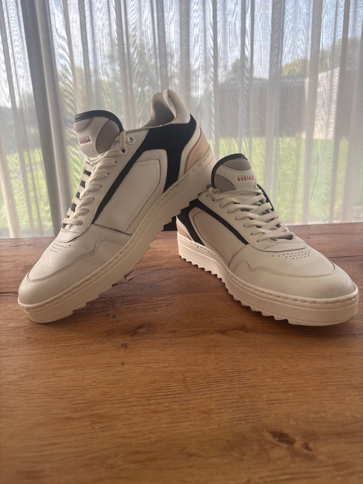NUBIKK Sneakers - Wit met Zwarte Details mt 43, Ophalen of Verzenden, Zo goed als nieuw, Wit, Sneakers of Gympen
