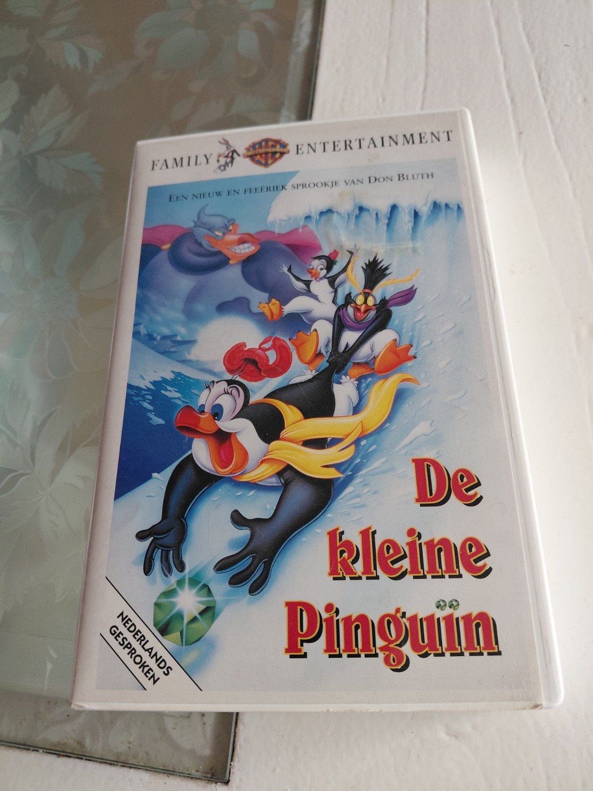 De Kleine Penguin videoband. (The Pebble and the Penguin)., Gebruikt, Tekenfilm, Alle leeftijden, Ophalen of Verzenden