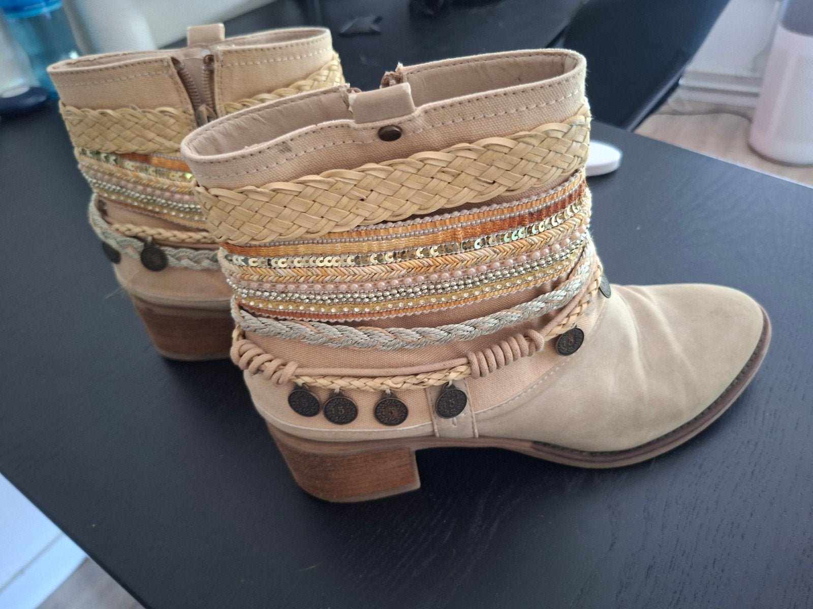 Enkellaarzen Ibiza stijl maat 42, Kleding | Dames, Ophalen of Verzenden, Gedragen, Beige, Lage of Enkellaarzen