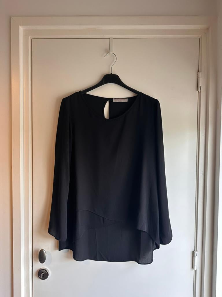 Rinascimento zwarte gelaagde top – Maat M, Kleding | Dames, Tops, Maat 38/40 (M), Zwart, Ophalen of Verzenden, Zo goed als nieuw