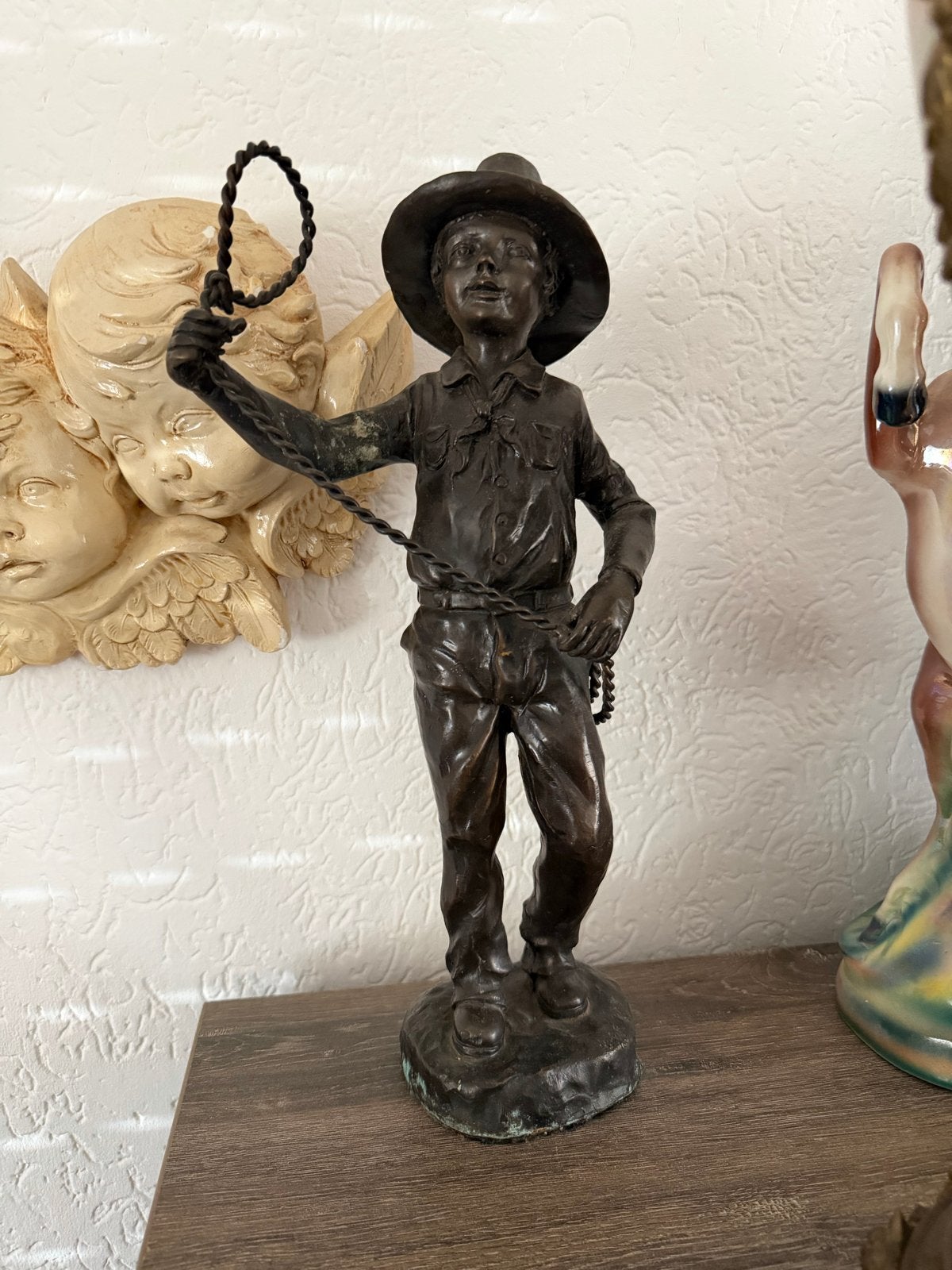 Bronzen beeldje: Cowboy met hoed en zweep, 38cm hoog, Ophalen, 20 - 50 cm, Beeld, Bruin