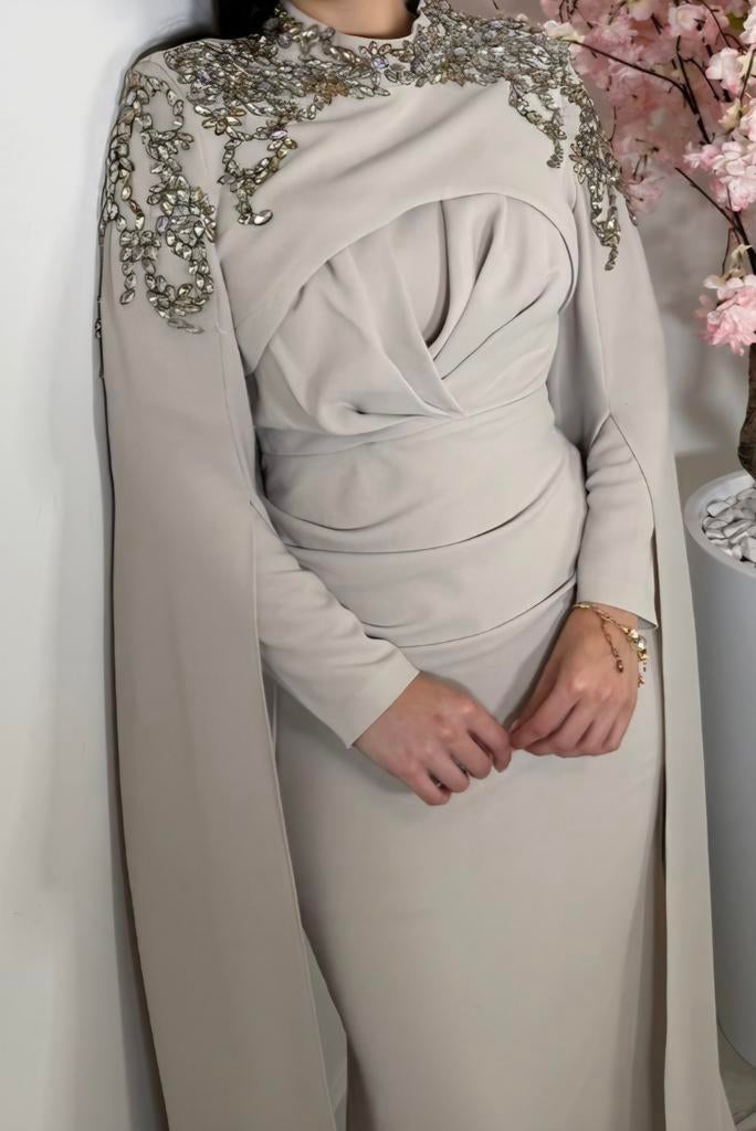 Te koop een mooie zo goed als nieuwe beige avondjurk, Galajurk, Beige, Maat 42/44 (L), Ophalen of Verzenden