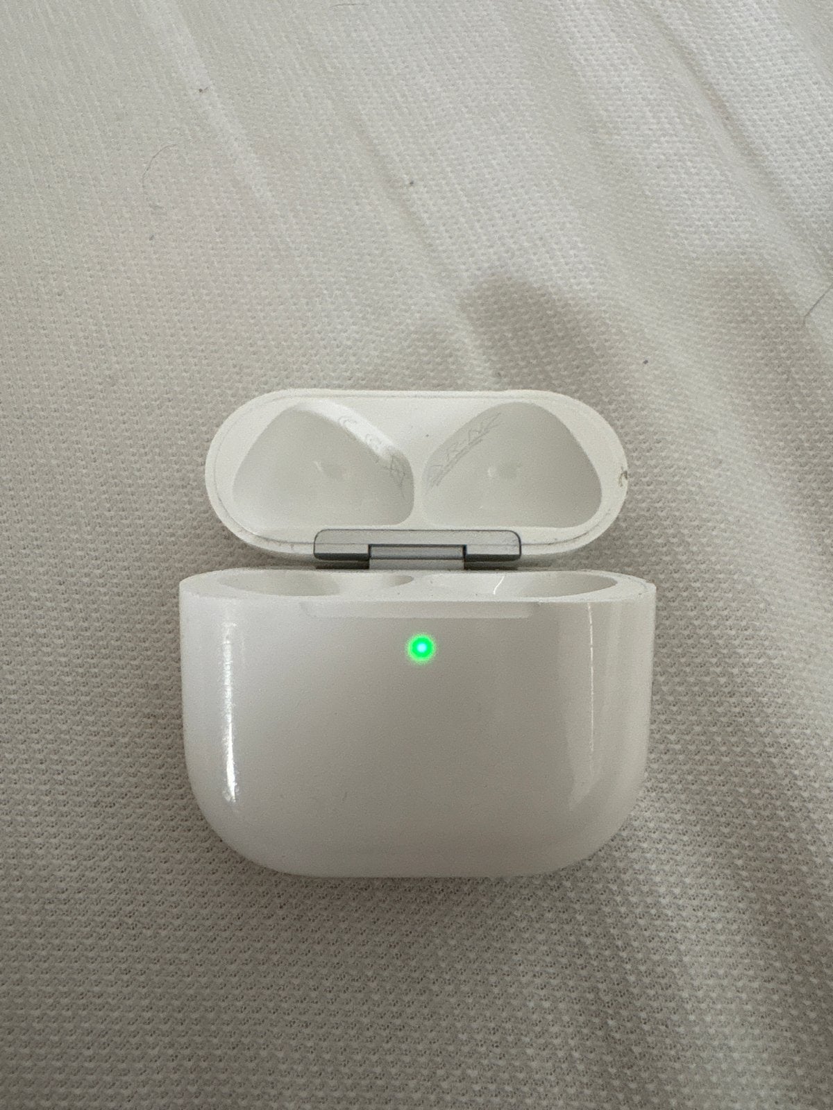 AirPods 4 Oplaadcase, Gebruikt, Draadloos opladen, Ophalen of Verzenden, Wit