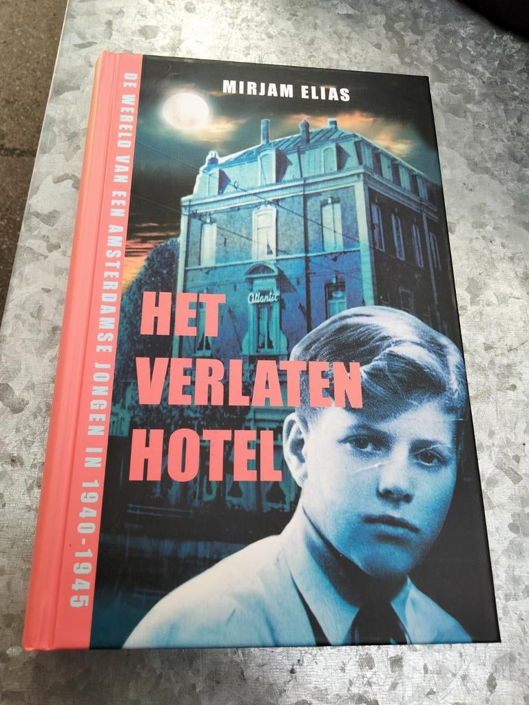 M. Elias - Het verlaten hotel, Boeken, Ophalen of Verzenden, Zo goed als nieuw, M. Elias