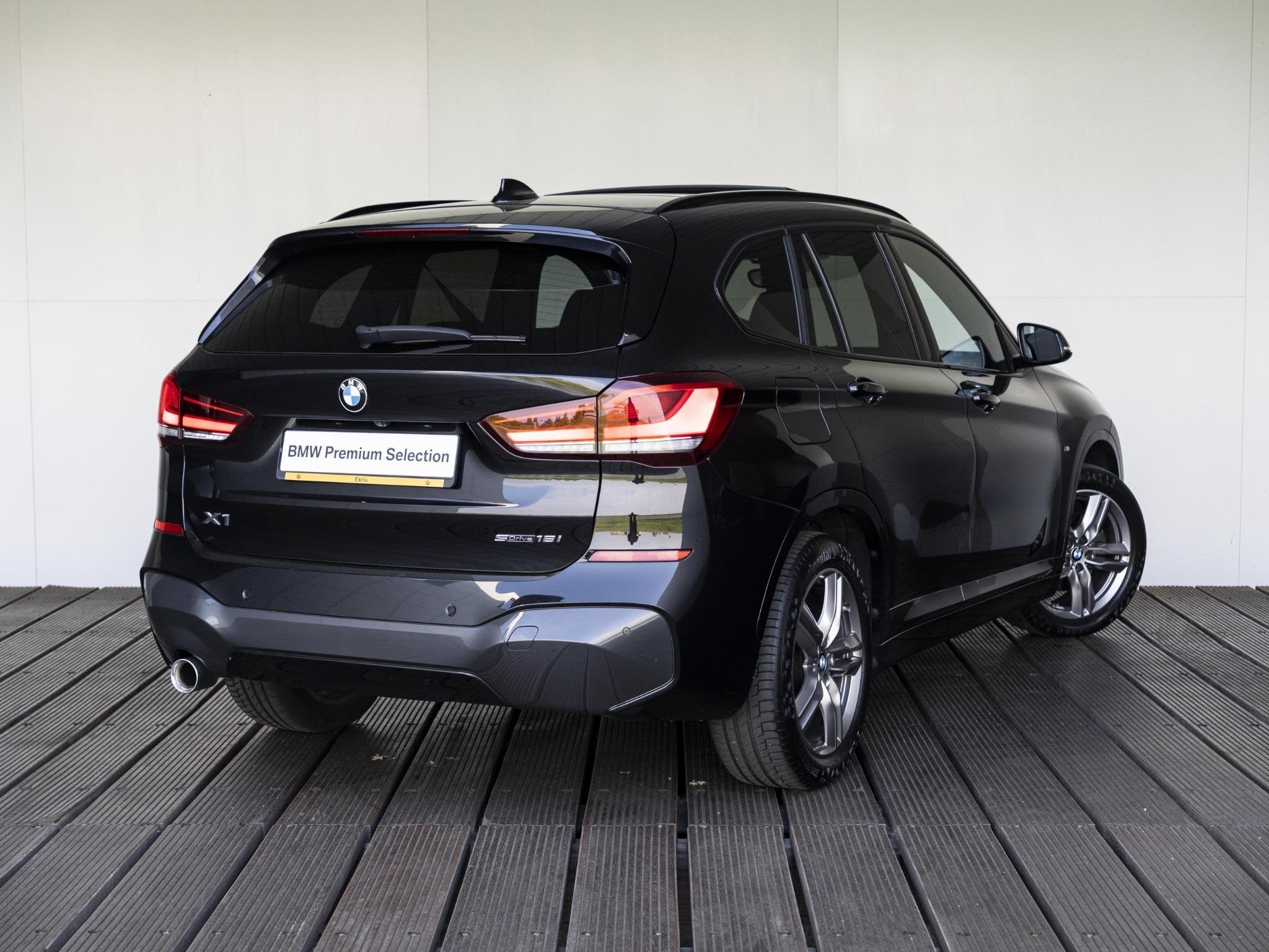 BMW X1 sDrive18i | M Sportpakket | Achteruitrijcamera | Pano, Auto's, Gebruikt, Met garantie (alle), Zwart, 3 cilinders