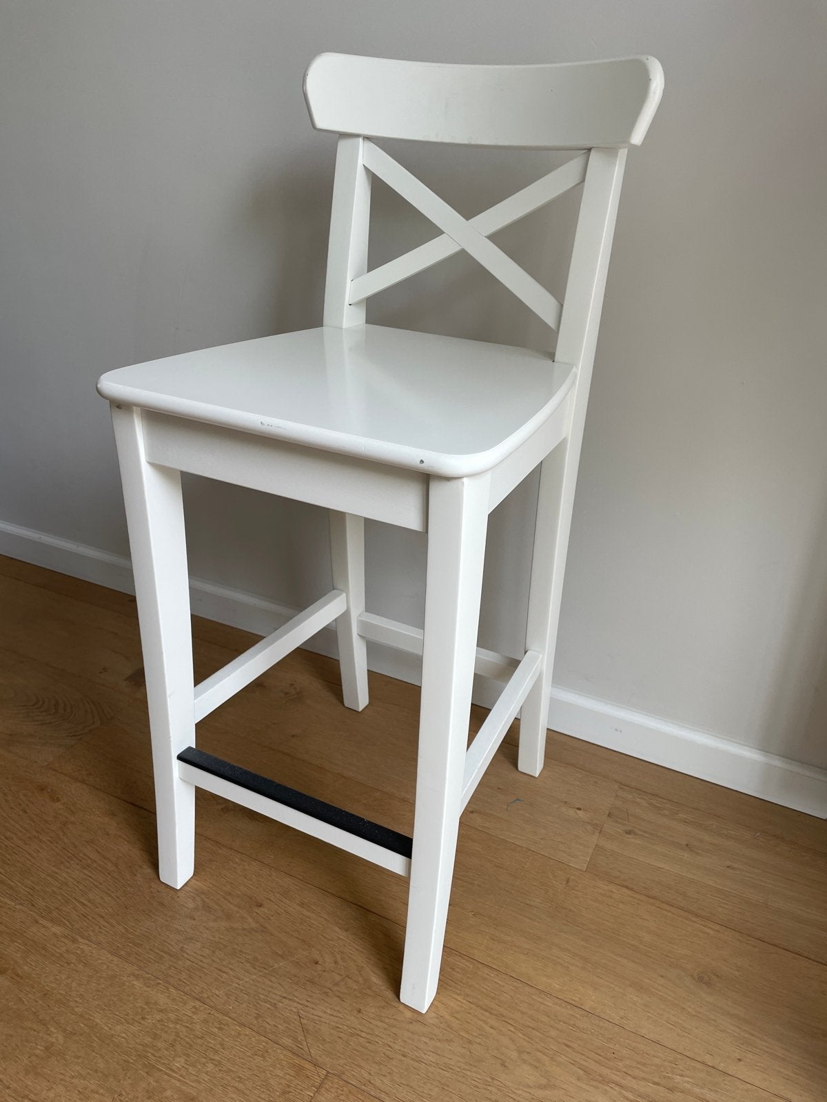 Witte houten barkruk met rugleuning - IKEA Ingolf, Ophalen, Gebruikt, Met voetsteun, 60 tot 90 cm