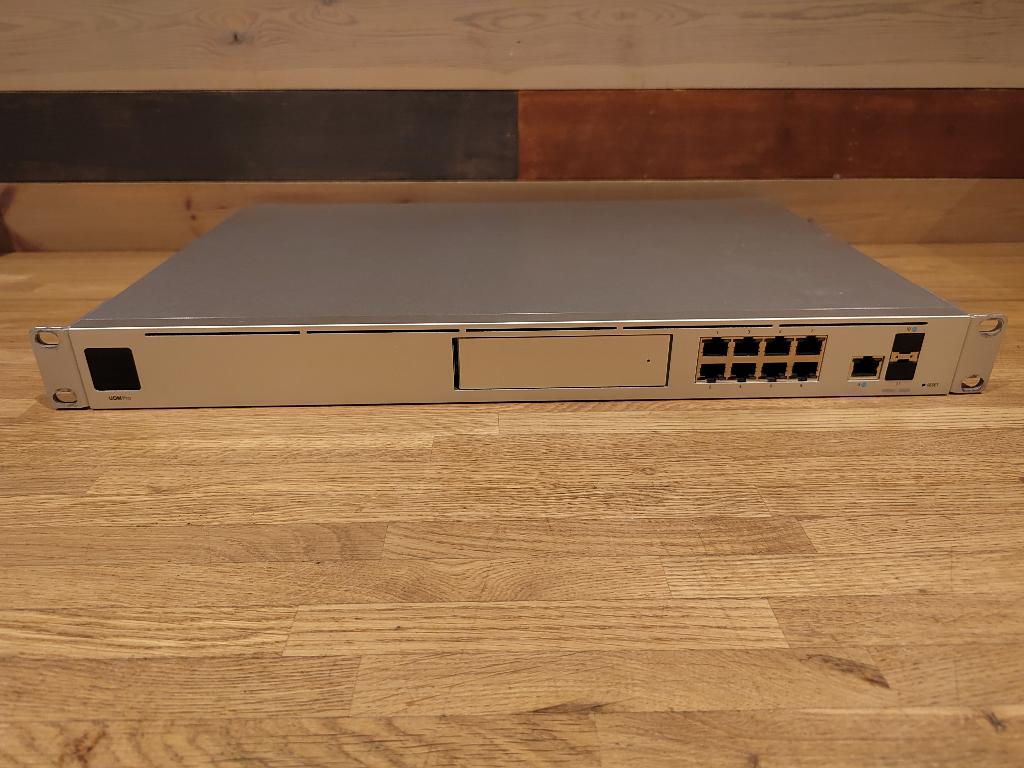 Ubiquiti Unifi UDM-Pro, Router, Gebruikt, Ekkersrijt 3102, 5692CC Eindhoven, Ubiquiti