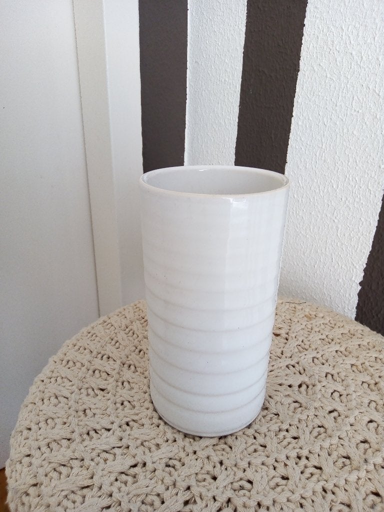 vintage 80's-witte keramische vaas met ribbels, Huis en Inrichting, Woonaccessoires | Vazen, Ophalen of Verzenden, Gebruikt, Wit
