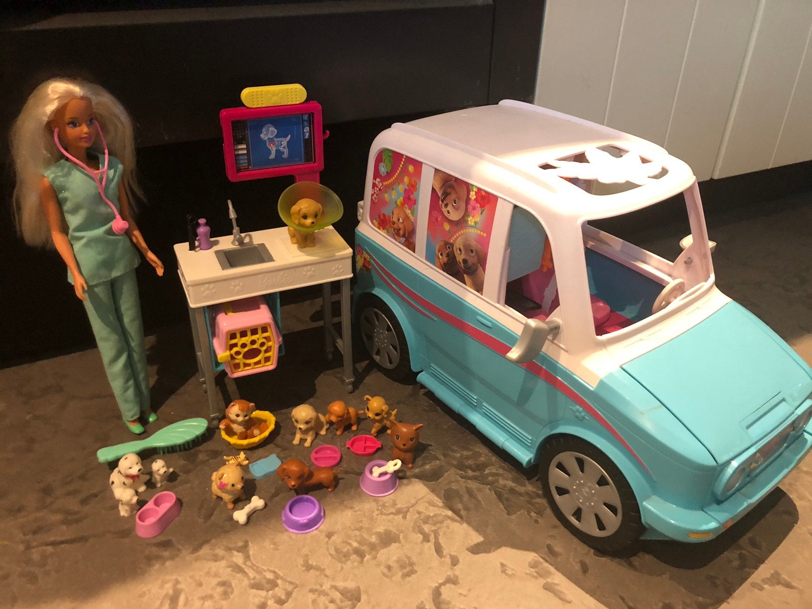 Barbie stacey dieren arts  arts & puppy mobile mattel