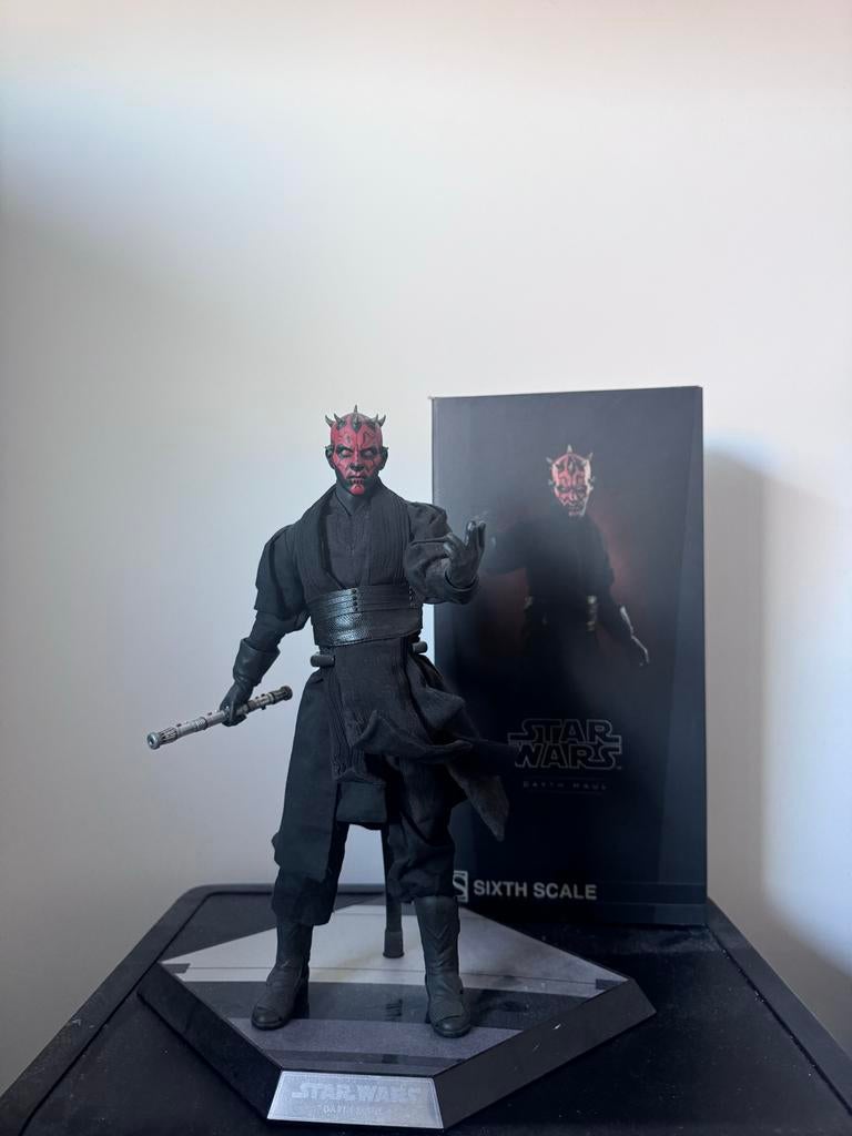 Sideshow Darth Maul Sixth Scale Figuur met Hot Toys Base, Verzamelen, Star Wars, Ophalen of Verzenden, Gebruikt