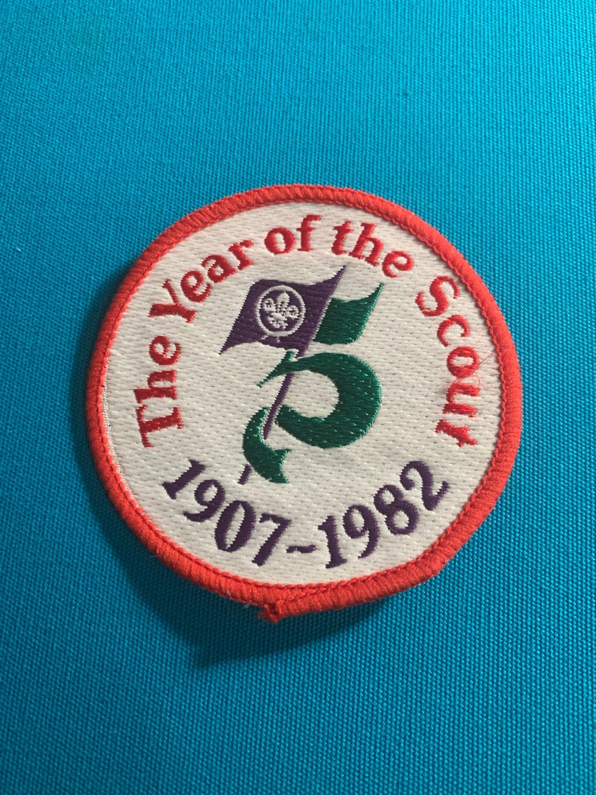 Scouting insigne 1982 'The Year of the Scout', Verzamelen, Ophalen of Verzenden, Zo goed als nieuw, Embleem, Speld of Insigne