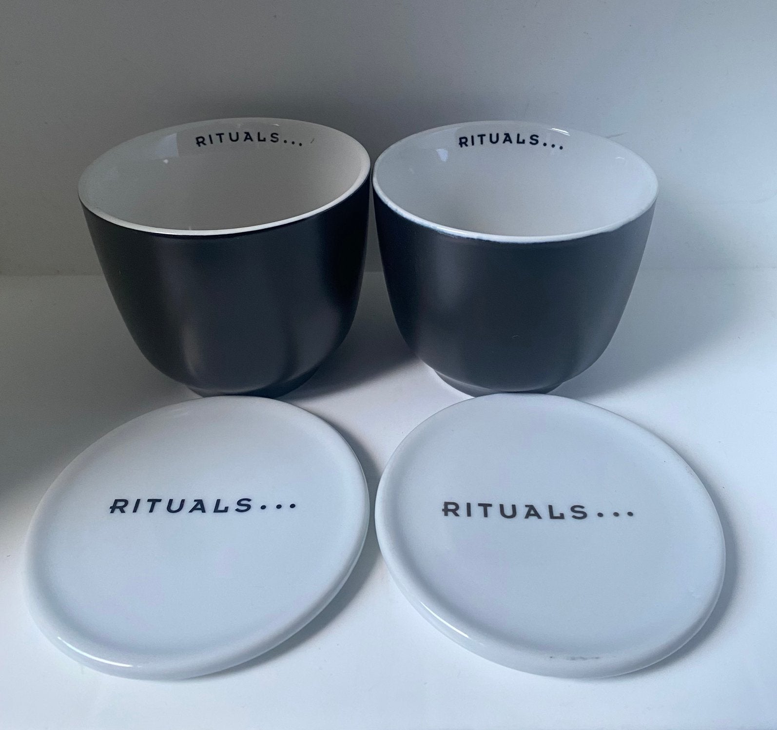 2 Rituals bekers met theetipje/deksel/schoteltje. H. 7,5 cm., Huis en Inrichting, Overige merken, Ophalen of Verzenden, Zo goed als nieuw