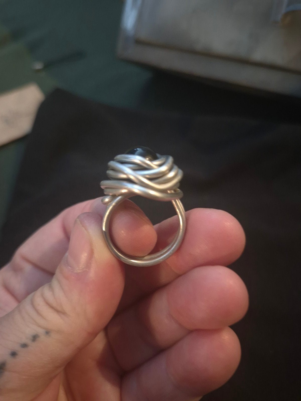 Zilverkleurige ring met zwarte steen, 18 tot 19, IJzer of Staal, Ophalen of Verzenden, Zo goed als nieuw