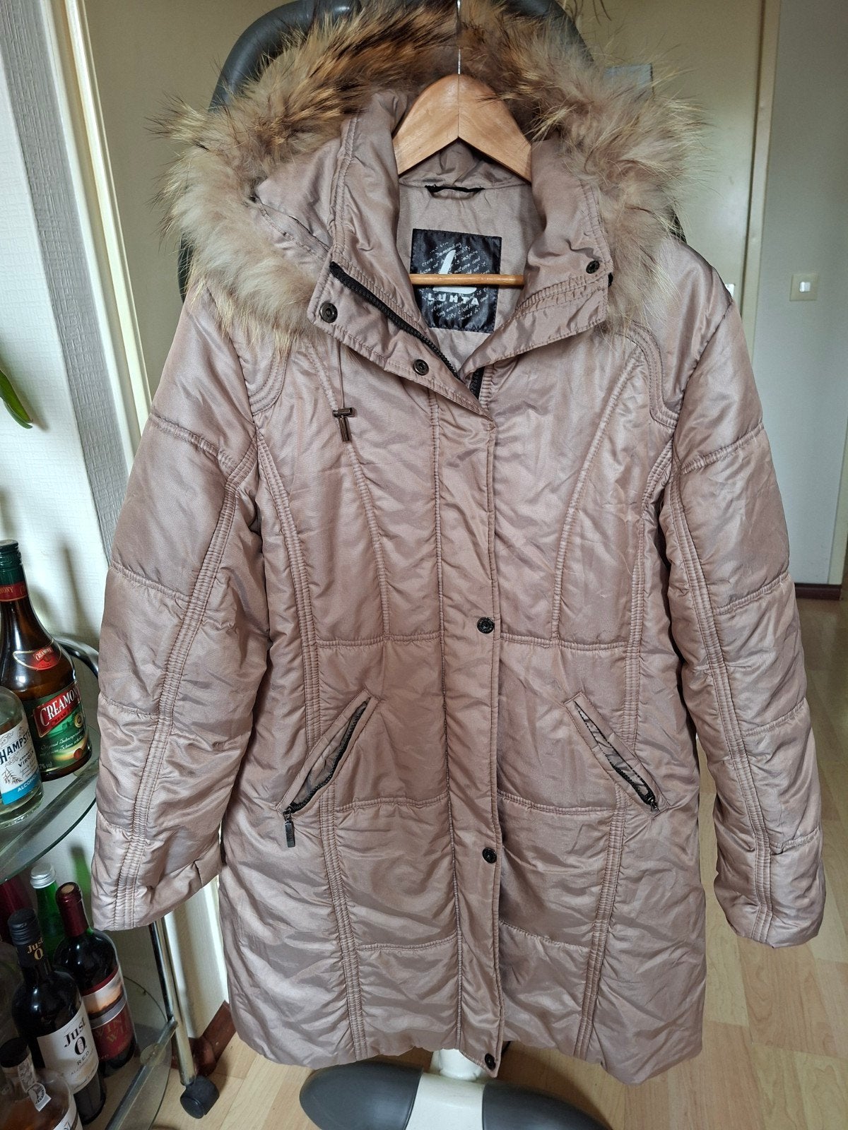 Lichte Luhta winterjas met bontkraag - Maat 44, Luhta, Beige, Maat 42/44 (L), Ophalen of Verzenden
