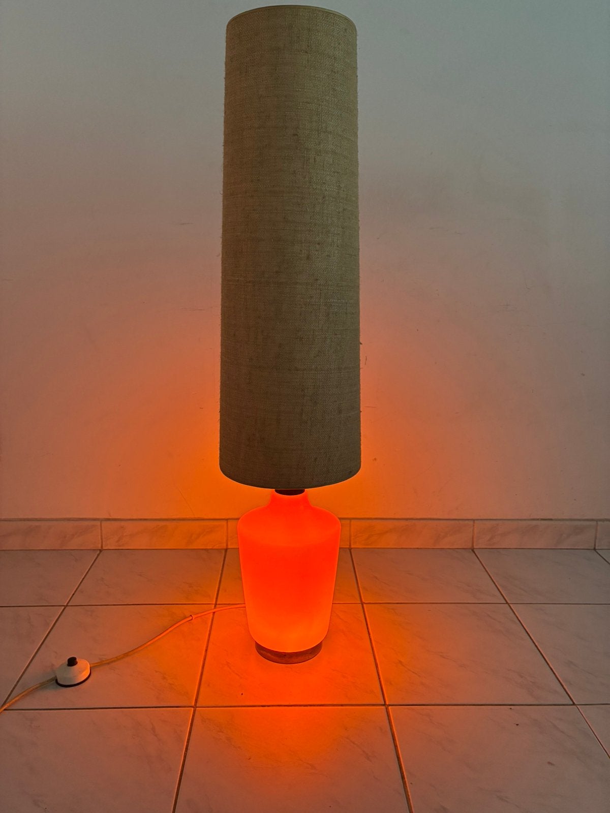 Vintage vloerlamp oranje opaline glas Doria Leuchten, Huis en Inrichting, Lampen | Vloerlampen, Ophalen, Gebruikt, 100 tot 150 cm