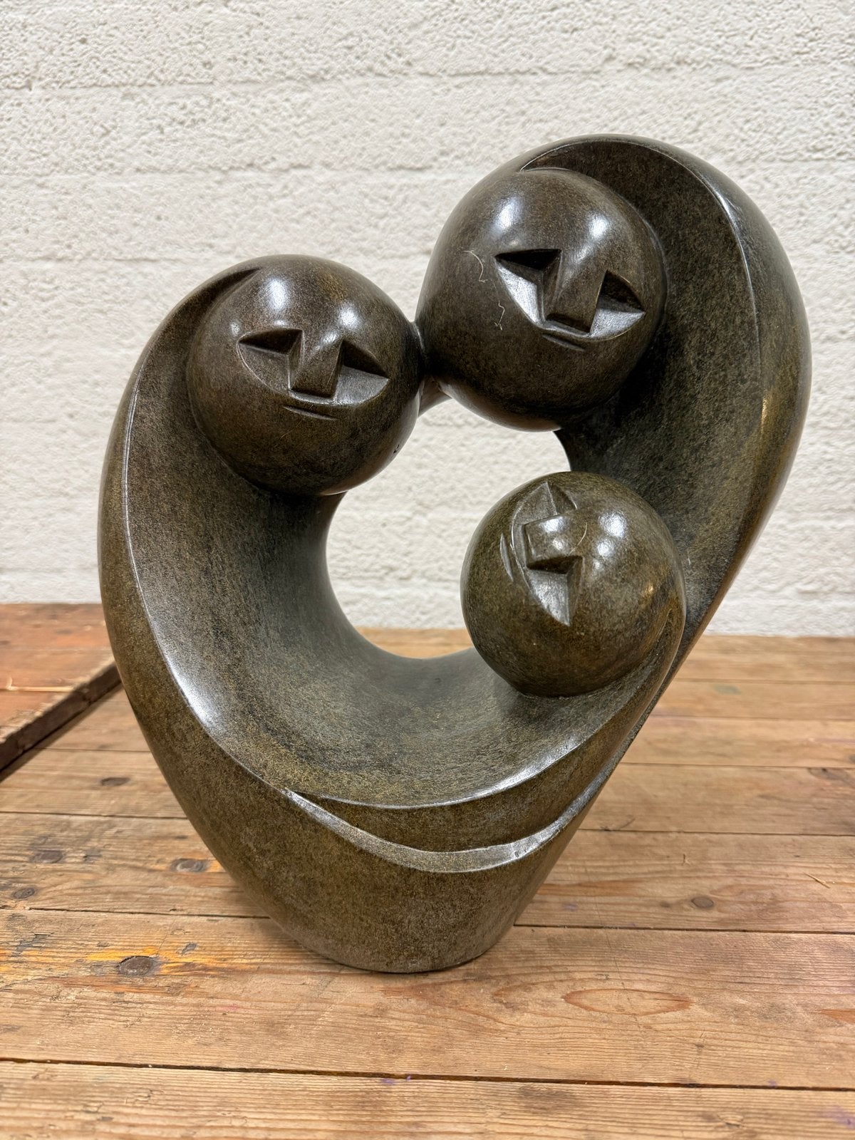 Abstract stenen beeld van familie, 30-40 cm hoog, Groep mensen, Ophalen of Verzenden, Handgemaakt, 20 - 50 cm