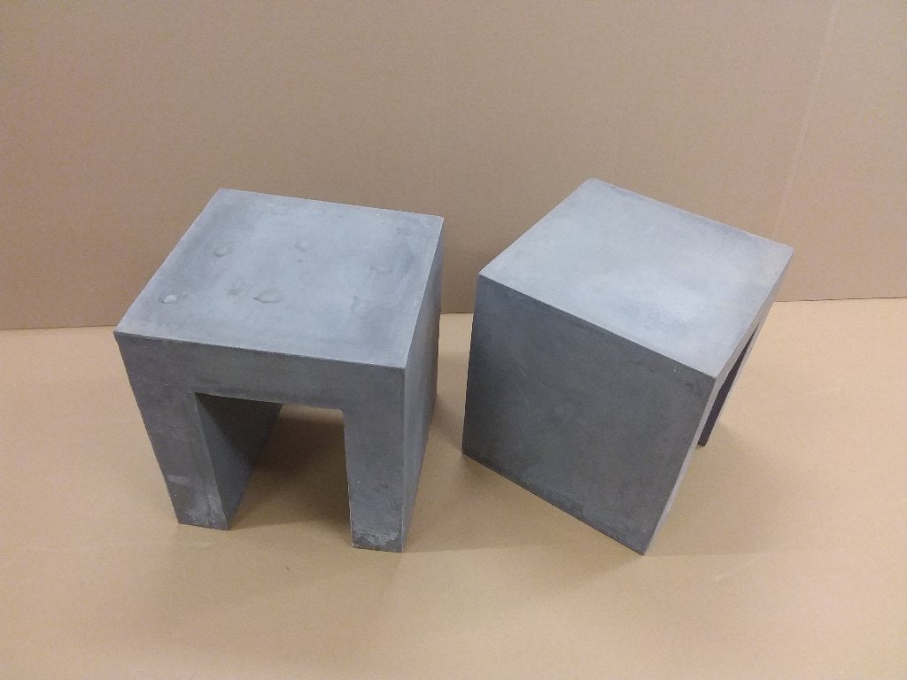 2 identieke robuuste tafeltjes / krukjes, van betonciré., Overige materialen, Minder dan 55 cm, Vierkant, Nieuw