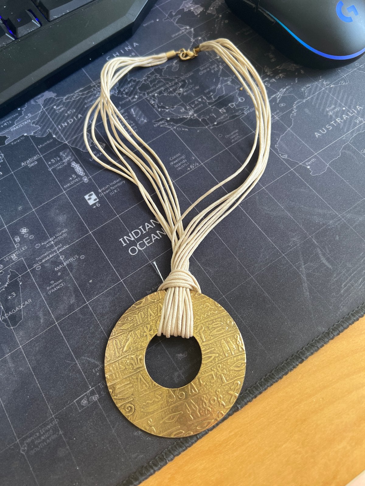 Halsketting met Egyptische hiërogliefen hanger, Gebruikt, Ophalen of Verzenden, Goud, Overige materialen
