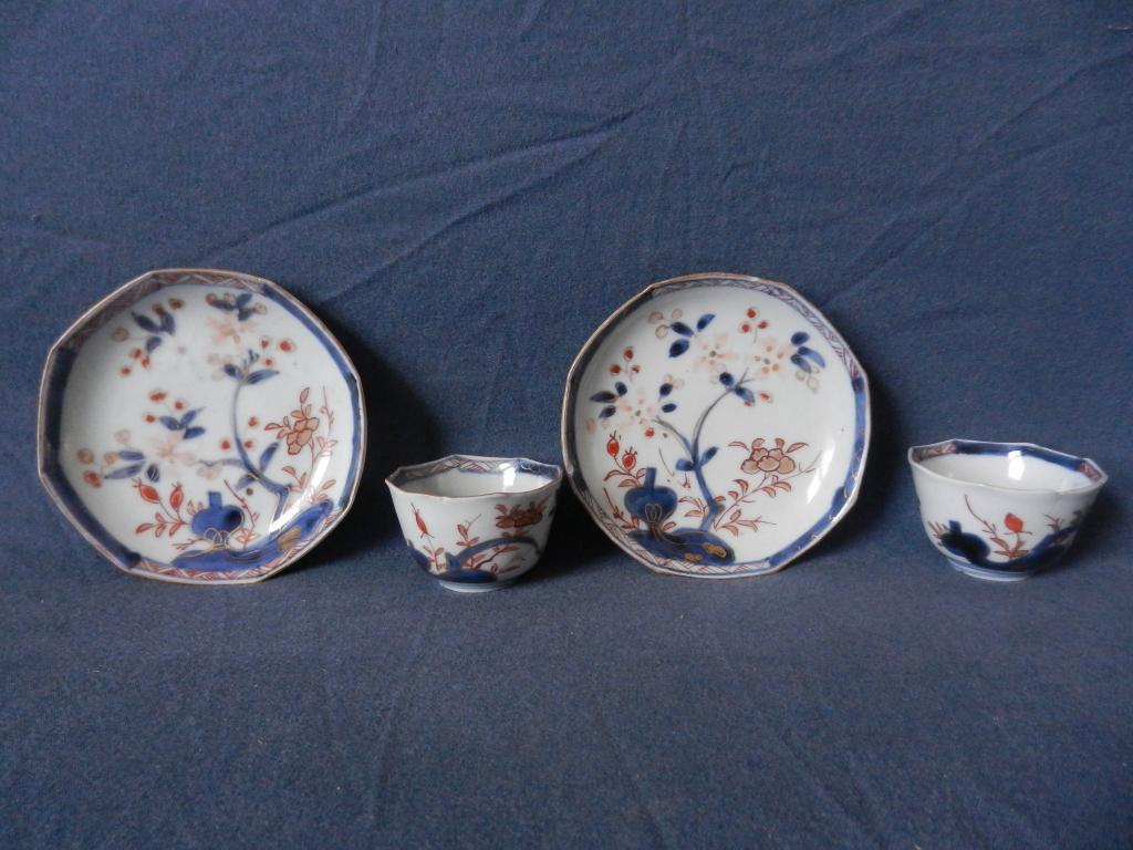 Paar Imari koppen en schotels Japan met relief ca. 1700-1725, Antiek en Kunst, Ophalen of Verzenden