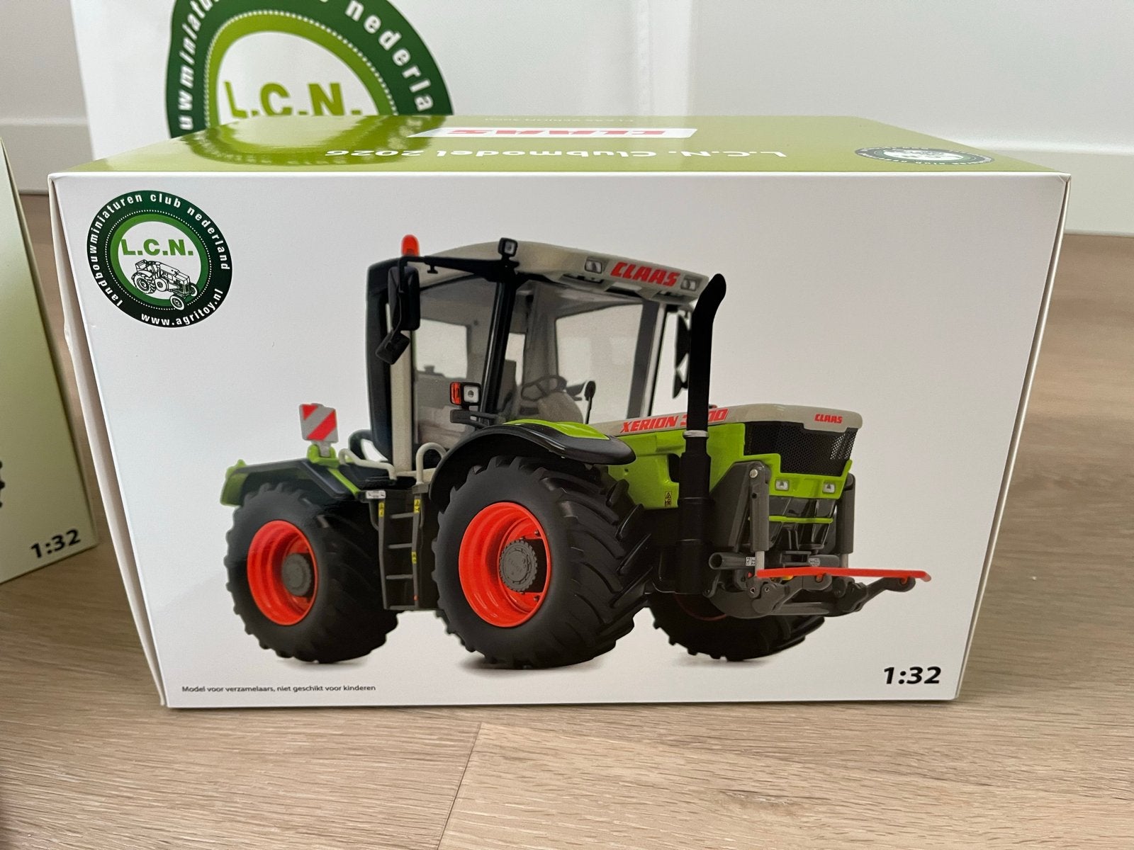 Claas Xerion 3000 Clubmodel 2026 - Nieuw in doos, Overige merken, 1:32 tot 1:50, Overige typen, Nieuw