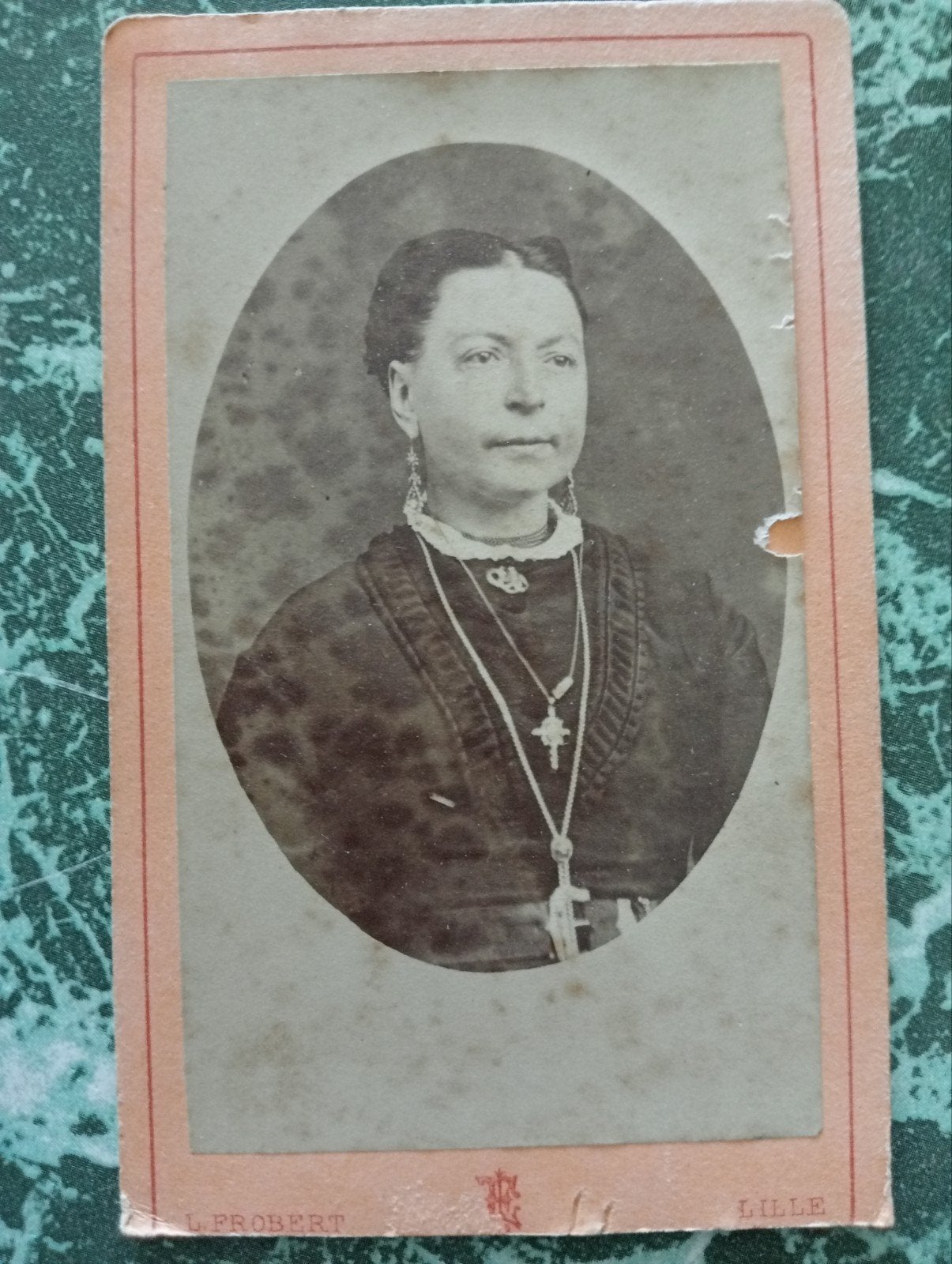 Antieke Carte de Visite Vrouw met Sieraden, Lille, Frankrijk, Ophalen of Verzenden, Voor 1940, Gebruikt