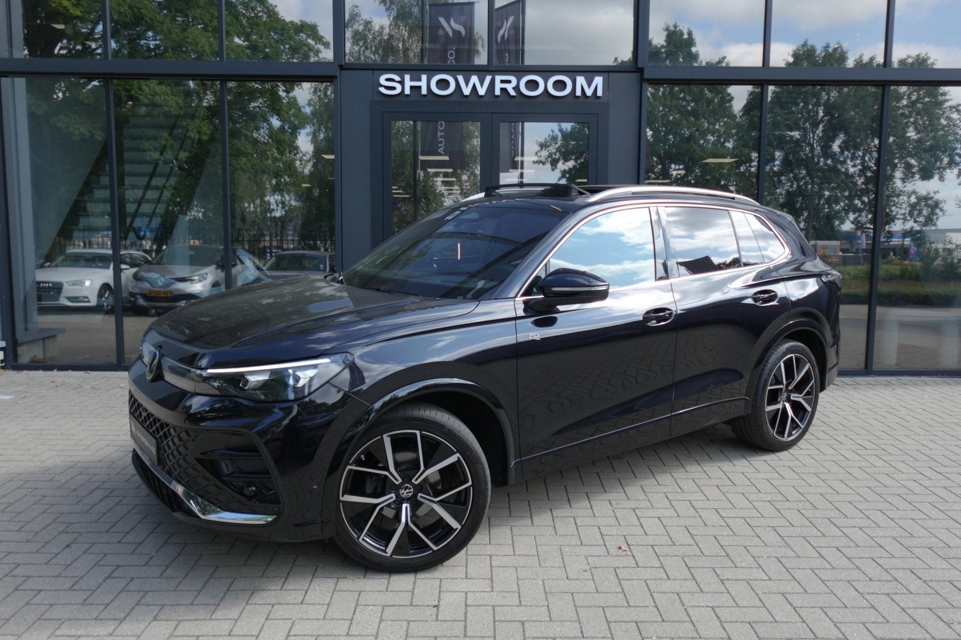 Volkswagen Tiguan 1.5 eTSI R-Line Business PANO KEYLESS H&K, Voorwielaandrijving, 150 pk, Zwart, Bedrijf