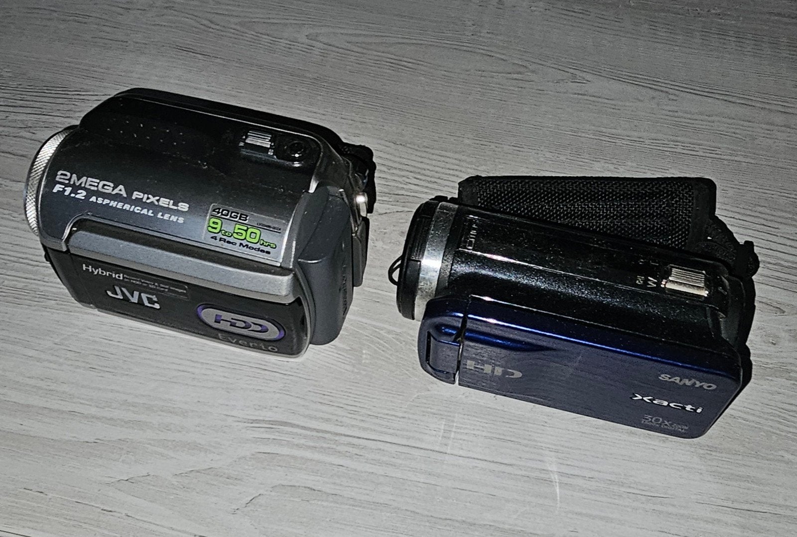 2x werkende camcorders zonder opladers accu's zijn nu leeg.., Ophalen, JVC, Gebruikt, Harde schijf