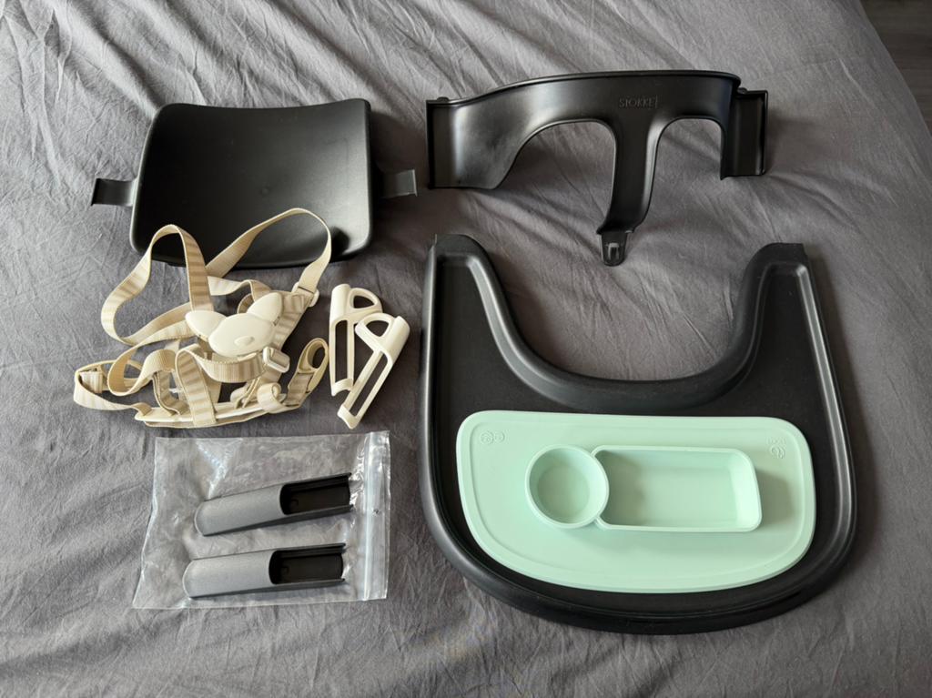 Stokke tripp trapp compleet babyset tafelblad harnas, Ophalen of Verzenden, Zo goed als nieuw, Meegroeistoel, Gordel(s)