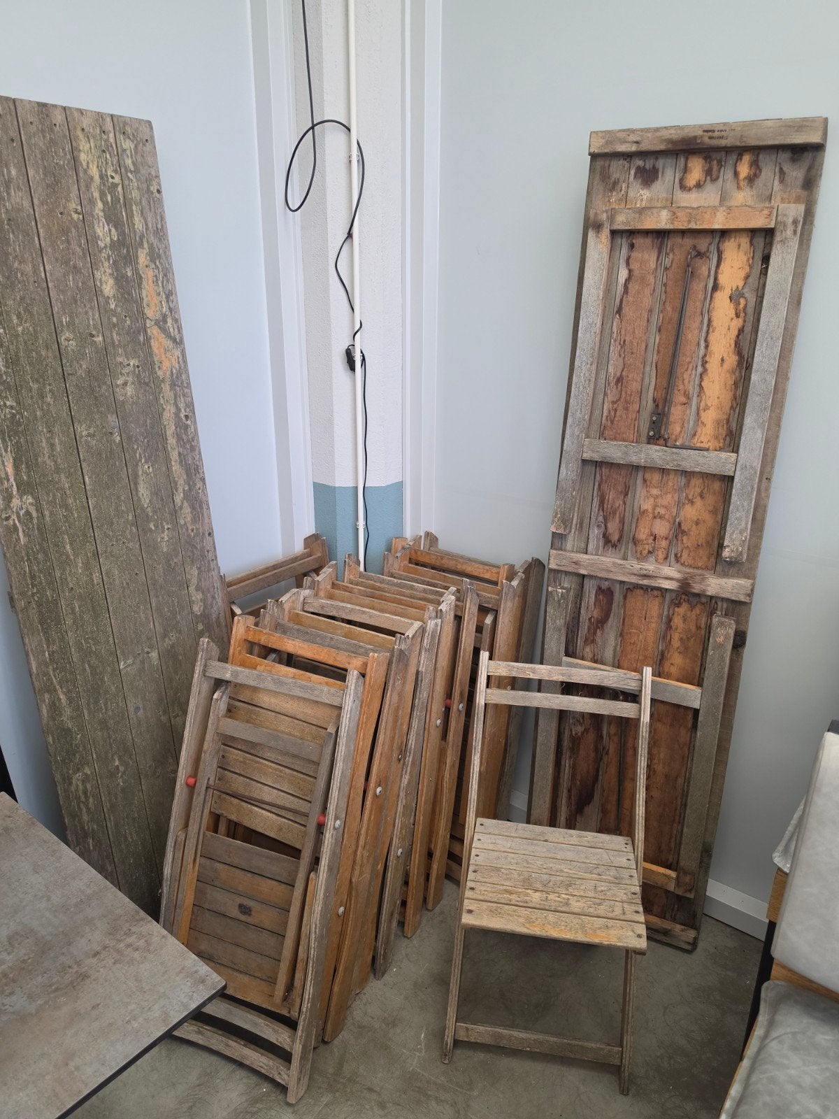 2 Vintage houten 'bier'tafel met +/- 14 houten klapstoelen, Ophalen