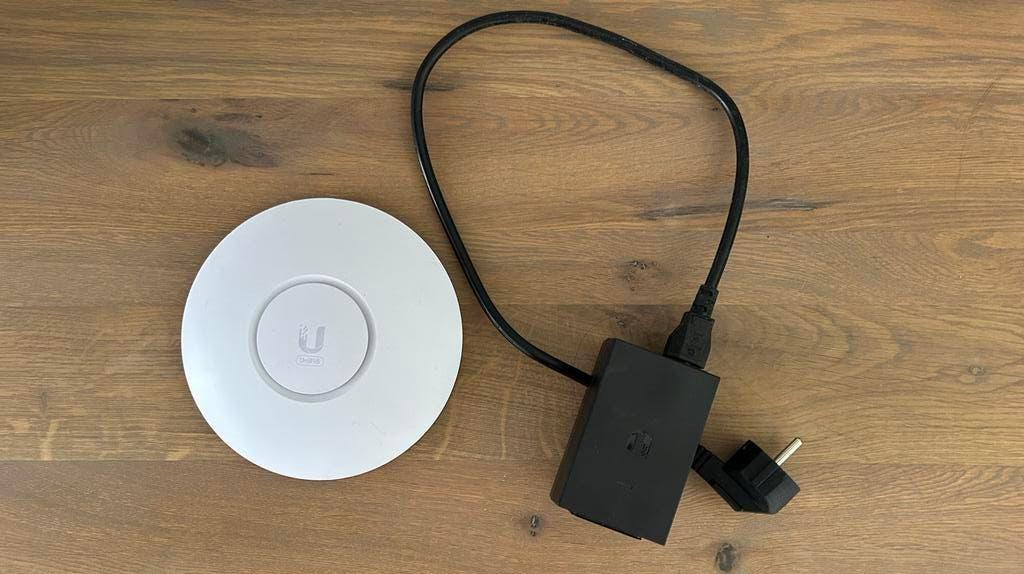 Ubiquiti UniFi 6 Lite WiFi Access Point met PoE adapter, Computers en Software, Accesspoints, Ophalen of Verzenden, Zo goed als nieuw