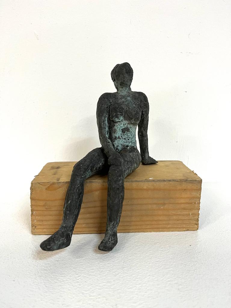 Bronzen beeldje van zittende vrouw jaren 60, Ophalen of Verzenden, Zo goed als nieuw, Mens