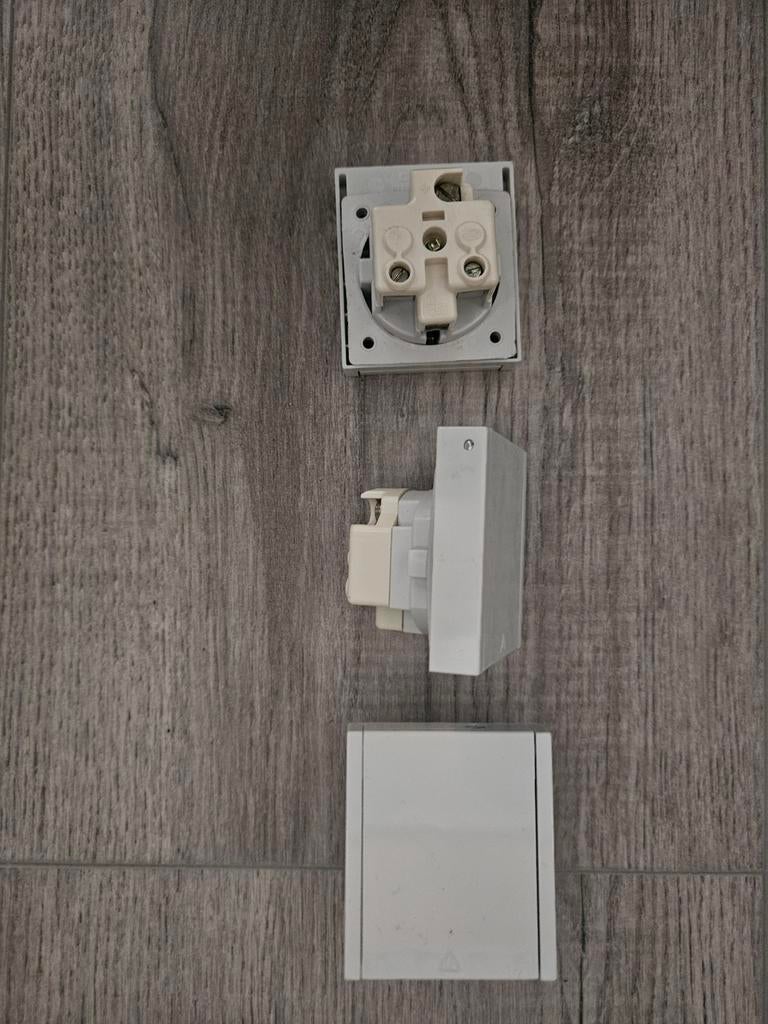Mini inbouw 230 v wandcontactdoos voor camper/caravan., Ophalen of Verzenden, Stopcontact